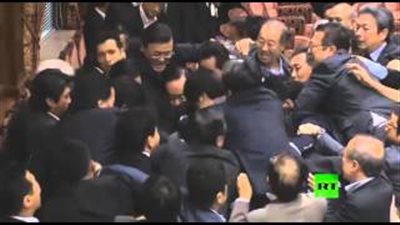 بالفيديو.. مشاجرة بالبرلمان اليابانى بسبب قانون قتال الجيش في الخارج