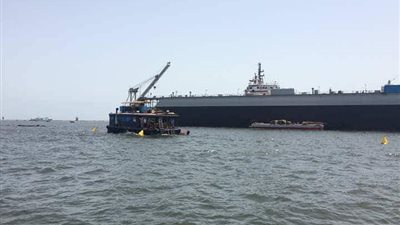 الإنقاذ البحري بترسانة بورسعيد يبدأ إعادة تعويم الحوض عتاقة (صور)