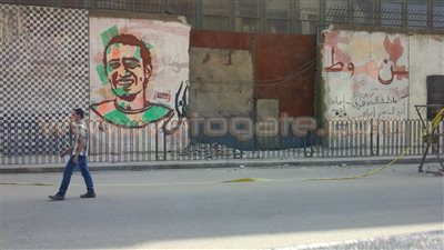 وضع بوابة حديدية جديدة للجامعة الأمريكية