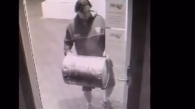 بالفيديو.. لقطات طريفة للص غبي يحطم بابا مفتوحا للسرقة