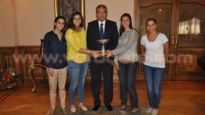 بالصور.. وزير الرياضة يكرم بطلات الإسكواش بالفوز باللقب العالمي