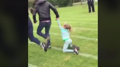 أب يسحل طفلته للفوز بمسابقة ركض (فيديو)