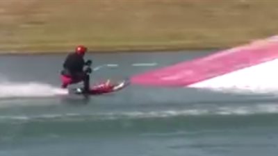 بالفيديو.. سقطات مروعة لأشخاص أثناء استعراض مهاراتهم في السباحة