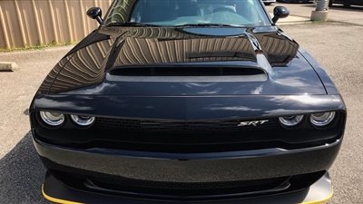 «دودج» تستعين بقطعة حديد صفراء للحفاظ على سيارتها من الاحتكاك