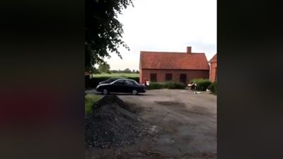 رد فعل صادم لسائق دراجة نارية تعرض لسقوط مروع (فيديو)