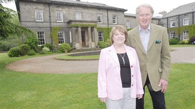 بالفيديو والصور.. سيدة تكافئ زوجها على علاجها من السرطان بطلب الطلاق