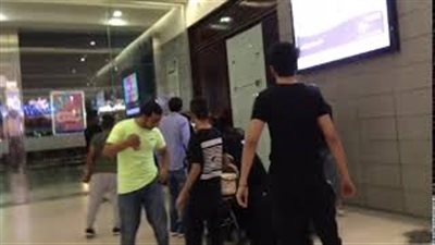 بالفيديو.. مشاجرة عنيفة بين مجموعة أشخاص في مركز تجاري بالسعودية
