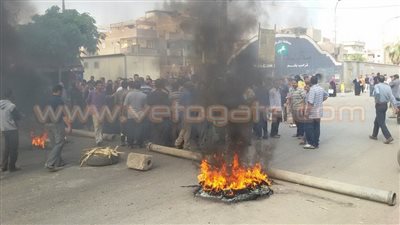 بالصور.. أعراب يقطعون الطريق العام أمام مستشفى الصدر بالشرقية