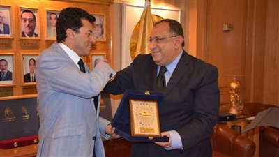 جامعة حلوان تكرم وزير الشباب والرياضة