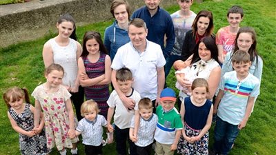 بالصور.. أكبر عائلة بريطانية تستقبل مولودها التاسع عشر