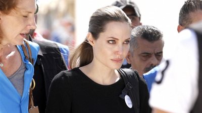 أنجلينا جولي تكافح العنف الجنسي