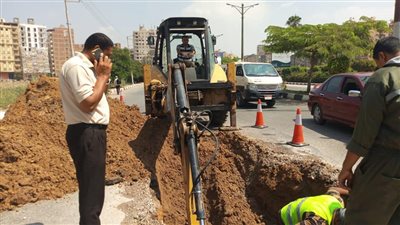 كسر ماسورة مياه بالمنصورة يوقف حركة السير (صور)
