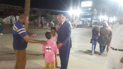 بالصور.. محافظ البحر الأحمر يتفقد الممشى السياحي بالغردقة