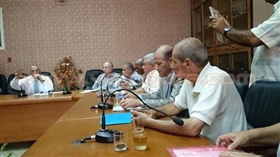 بالصور.. محافظ شمال سيناء يجتمع بأولياء أمور طلاب «الريسة»