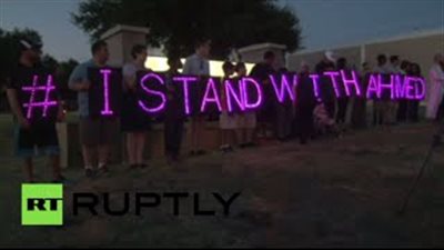 بالفيديو.. صلاة جماعية تضامنًا مع مخترع الساعة الرقمية بولاية تكساس