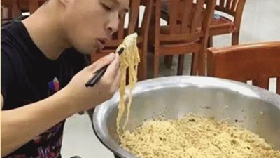 بالصور.. رجل يحقق شهرة كبرى بعد التهام وعاء ضخم من المكرونة