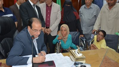 مساعدات مالية وأكشاك وعلاج على نفقة الدولة لأهالي الدقهلية