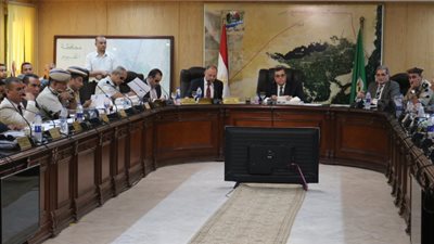 محافظ الفيوم يناقش مشكلات القطاعات الخدمية والتنموية (صور)