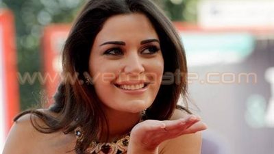 مواقف محرجة للنجوم على خشبة المسرح.. شاب يقذف «عمرو دياب» بالزهور.. فتاة تعانق «تامر حسني».. «معجب» يحاول تقبيل قدم «جورج وسوف».. واختراق الطوق الأمني في حفل ال