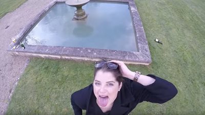 بالفيديو والصور.. امرأة تسقط داخل نافورة بسبب طائرة بدون طيار