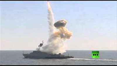 بالفيديو.. لحظة إصابة سفينتي «بحر قزوين» هدفًا بالصواريخ خلال المناورات