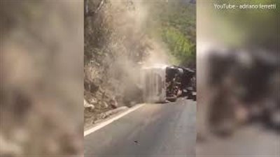 بالفيديو والصور.. سائق ينجو من الموت بعد انقلاب شاحنته