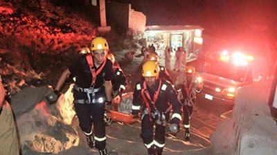 بالصور.. انهيار جزء من جبل على سقف مبنى في مكة المكرمة