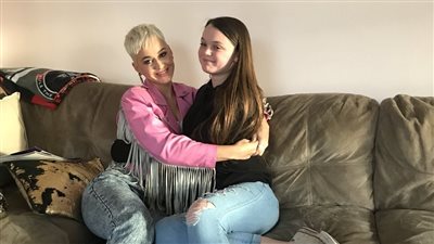 كاتي بيري تزور معجبة صغيرة مصابة بورم في المخ (صور)