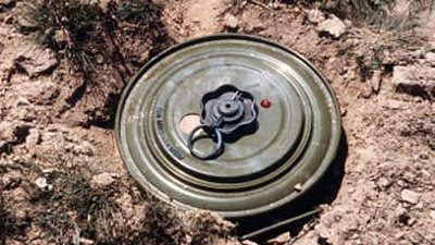 بالأسماء.. إصابة أم وطفليها إثر انفجار لغم أرضى بالشيخ زويد