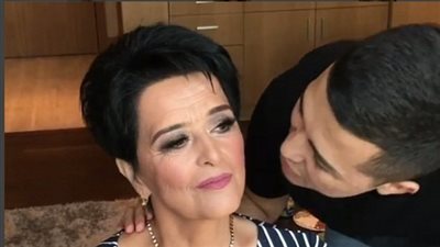 شاب يمنح والدته جلسة مكياج هدية عيد ميلادها الـ 63 (فيديو وصور)