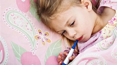 كيف تتصرفين في حالة إصابة طفلك بالجفاف أو النزلة المعوية