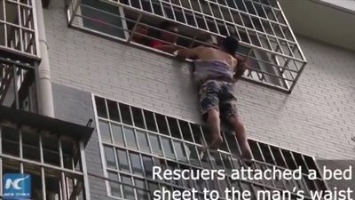 بالفيديو.. إنقاذ طفلة صغيرة من الموت سقوطًا من الطابق الرابع