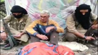 بالفيديو.. جماعة إرهابية تابعة لـ«داعش» تخطف مواطنًا فرنسيًا بالجزائر