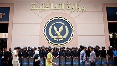 الداخلية تبعد سوريا خارج البلاد