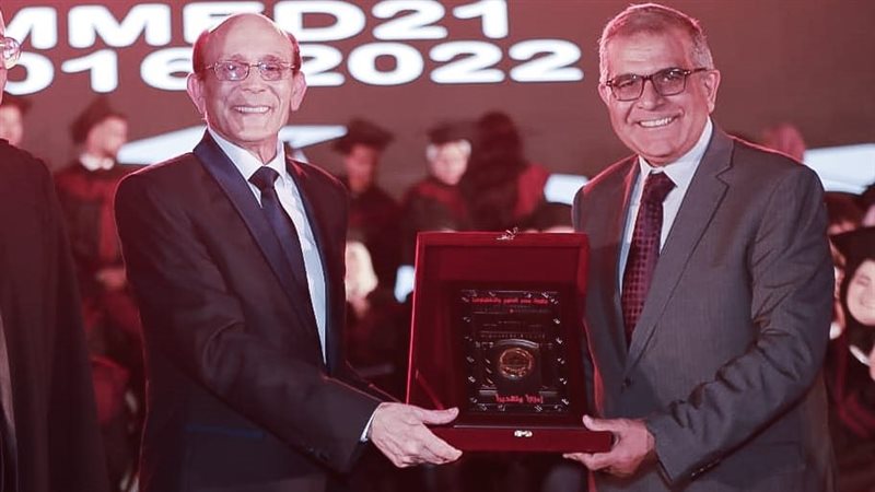 جامعة مصر تكرم الفنان