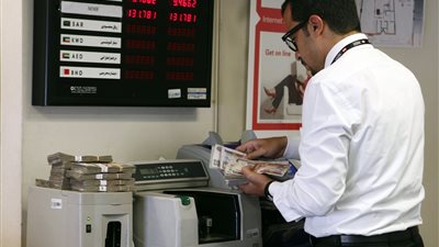 تباين أسعار العملات الأجنبية.. والدولار يسجل 783 قرشا