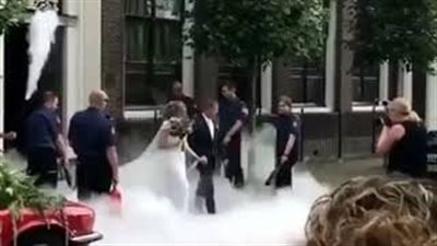 بالفيديو.. تصرف غير متوقع في حفل زفاف رجل إطفاء