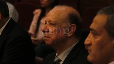 محافظ القاهرة يهدي أوائل الشهادات لاب توب خلال حفل تكريمهم