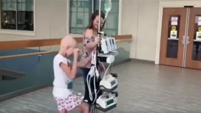 طفلة مصابة بالسرطان تشارك في تحدي «كيكي» (فيديو)