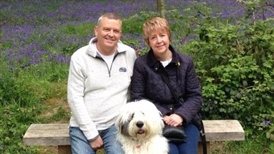 رجل يسقط في حفرة عميقة لإنقاذ كلبه (صور)