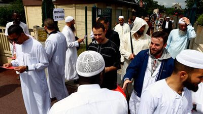 بالفيديو والصور.. مسيحيو فرنسا ينضمون لصلاة الجمعة مع المسلمين