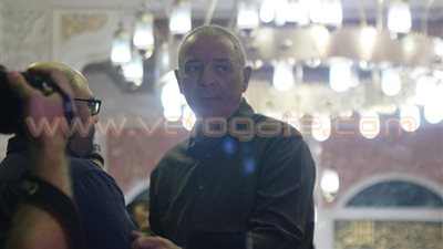 بالصور.. الحزن يسيطر على خالد يوسف ومحمود حميدة في عزاء محمد خان