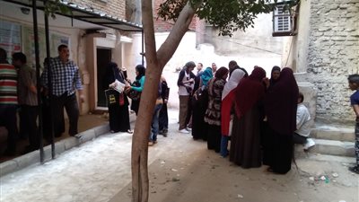 تكدس الأهالي أمام مكاتب التموين بسبب عطل في نظام إضافة المواليد