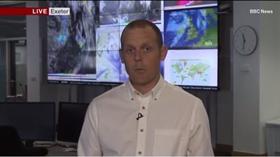 لحظة إغماء خبير طقس في بث مباشر على الهواء (فيديو)