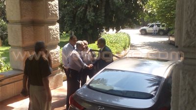 بالصور.. «فايد» يصل وزارة الزراعة مستقلا سيارته الخاصة