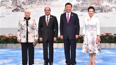 يوم رئاسي مكثف في الصين.. السيسي يحضر منتدى أعمال تجمع «بريكس».. يستعرض المشروعات القومية المصرية.. يبحث مع بوتين استئناف رحلات الطيران لمصر.. يحضر حفل عشاء ويهنىء أبطال الأسكواش