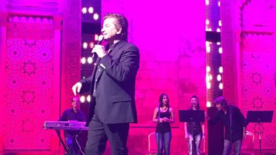 بالفيديو.. أصغر معجبات وليد توفيق تقتحم المسرح وتشاركه الغناء