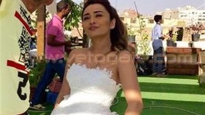 بالصور.. راندا البحيري بفستان زفاف في كواليس «صابر جوجل»