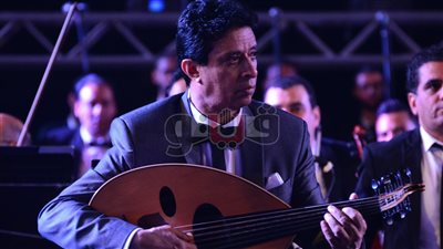 بالصور.. الموسيقار أحمد فتحي يحيي أولى فقرات حفل الصوت والضوء