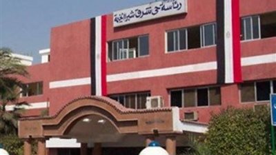 توزيع استمارات بأرقام مسئولي النظافة على المنازل بشبرا الخيمة